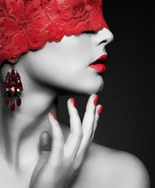 Девушка с красной повязкой на лице