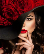 Стильная девушка в шляпе с розами