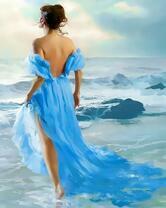 Девушка в голубом платье на берегу моря