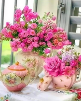 Чайный сервис и букеты роз