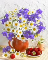 Букет ромашек с колокольчиками и клубника