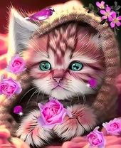 Маленький пушистый котёнок среди цветов