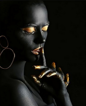 Девушка с золотыми пальчиками