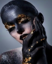 Девушка с оригинальным макияжем