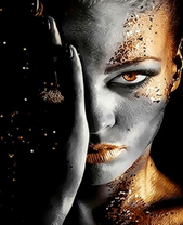 Девушка с перстнем и золотым мейком