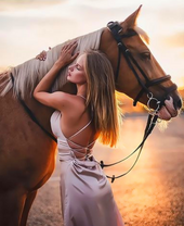 Девушка с любимой лошадью