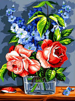 Розы и голубые цветы