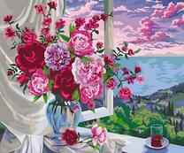 Букет цветов и чашка чая с видом на море