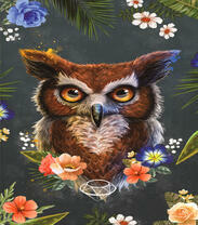 Коричневая сова среди цветов