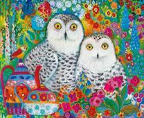 Две белых совы в ярких лесных цветах