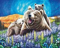 медведица с медвежатами под ночным небом