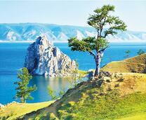 Красочная скала среди большого озера