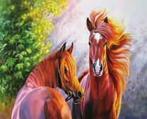 Две лошадки на фоне зеленых кустов