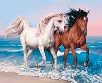 Две лошади на морском берегу