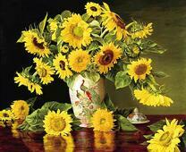 Высокая расписная ваза с букетом подсолнухов