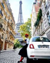 Девушка у авто на фоне Эйфелевой башни