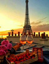 Свидание на фоне Эйфелевой башни