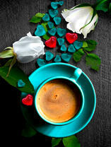 Кофе с молоком и белые розы