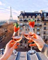 Шампанское с клубникой на фоне Эйфелевой башни