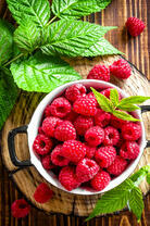 Малина и свежая зелень