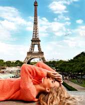 Девушка на фоне Эйфелевой башни