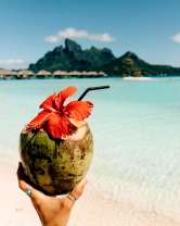 Коктейль в кокосе на пляже
