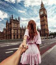 Девушка идет к Вестминстерскому дворцу