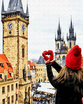 Девушка на старой площади у собора