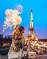 Девушка с шариками в Париже