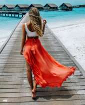Девушка в красной юбке на солнечном острове
