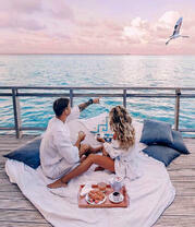 Романтический завтрак на берегу моря