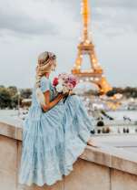 Девушка с розами на фоне вечернего Парижа