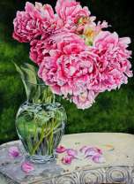 Прозрачная ваза с осыпающимися пионами