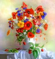 Белый кувшинчик с букетом весенних цветов