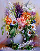 Букет роз, ромашек и колокольчиков в белой вазе