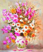 Полевые цветы и ромашки в белой вазе