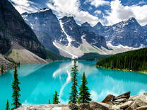 Снежные горы, озеро и хвойный лес