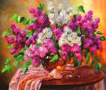 Пышный букет сирени в настольной вазе