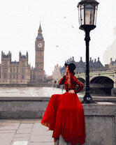 Девушка в красном на набережной Темзы