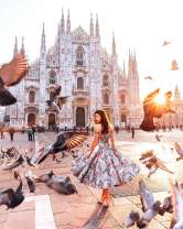 Девушка у Собора Рождества Девы Марии