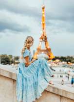 Девушка в голубом платье любуется Эйфелевой бешней
