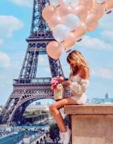 Девушка в Париже с цветочками и шариками