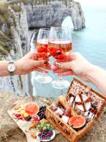 Романтический завтрак на вершине скалы над морем