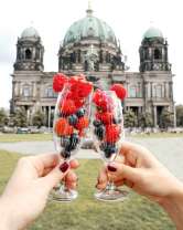 Бокалы с ягодами на фоне замка