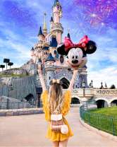 Девушка на фоне замка Диснея и салют