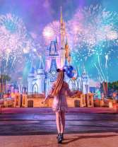 Девушка и салют над замком Диснея