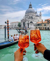 Бокалы вина на фоне собора Венеции