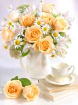 Желтые розы и  ромашки в кувшине