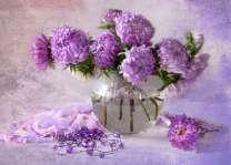 Букет фиолетовых астр в вазе