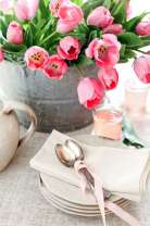 Букет тюльпанов и столовые приборы